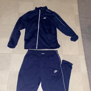 Nike tracksuit - Nästan aldrig använd i gott skick kom privat för mer bilder eller frågor.