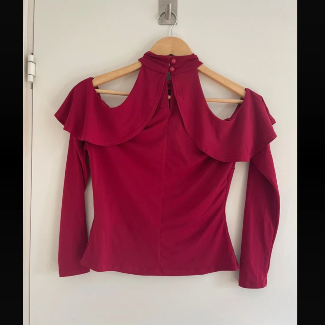 Röd topp med volangdetaljer från Nelly - 90