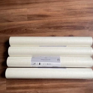 Boråstapeter vit/beige tapet - Säljer en stilren och elegant vit/beige tapet från Boråstapeter. Perfekt för att ge ditt rum en fräsch och modern känsla. Tapeten har en subtil textur som ger djup utan att vara överväldigande. Passar utmärkt i alla rum för en ljus och luftig atmosfär. Köp den nu och förvandla ditt hem! 🏡