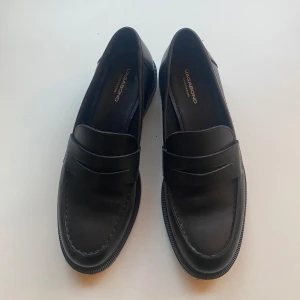 Vagabond Amina Loafers - Säljer dessa Amina Loafers från Vagabond i storlek 36. Endast använda vid ett tillfälle och jag säljer dem på grund av att de tyvärr var för små för mig. Finns i Göteborg!