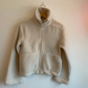 Ny pilejacka teddyjacka i storlek S från H&M - Ny med tags.  Färg: ljusbeige / naturvit Storlek: S Passformen är i en normal avslappnad form.  Märke: HM Pile Teddy 
