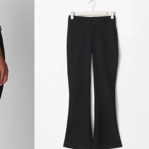 Lågmidjade/mid waist kostymbyxor  - Säljer dessa snygga Lågmidjade/midwaist kostymbyxor från Gina Tricot, säljer endast för att de är för långa på mig , de passar S-M , köpte dom i somras för 499kr säljer för 200kr! 🩷