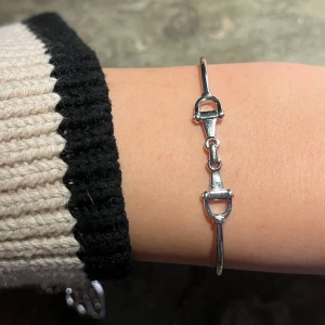 Silverfärgat armband med hästbett-design - Snyggt armband från ioaku