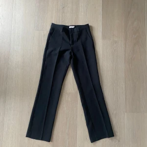 Kostymbyxor  - Kostymbyxor från Nelly. Använt en gång. Köpte för 399kr. Jag är 172.