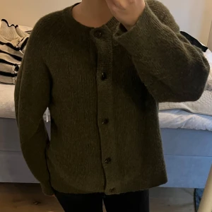 Olivgrön kofta med knappar - Olivgrön tröja 