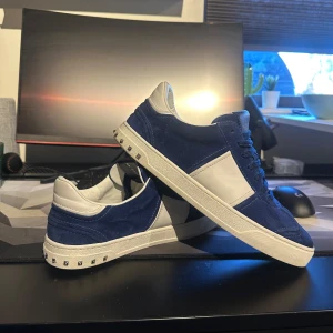Valentino Flycrew Skor - Säljer nu dessa feta Valentino Flycrews. Alla nitar kvar!! Dustbag+låda medföljs!! Kom dm om du har några frågor. Byten är intressant!!