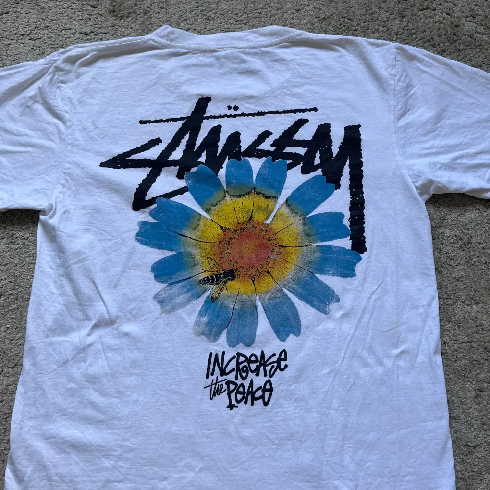 En riktigt snygh stussy tisha. Storlek M. Den är i mycket bra skick. Riktigt cool design på ryggen. Hör av dig vid frågor eller funderingar.. T-shirts.