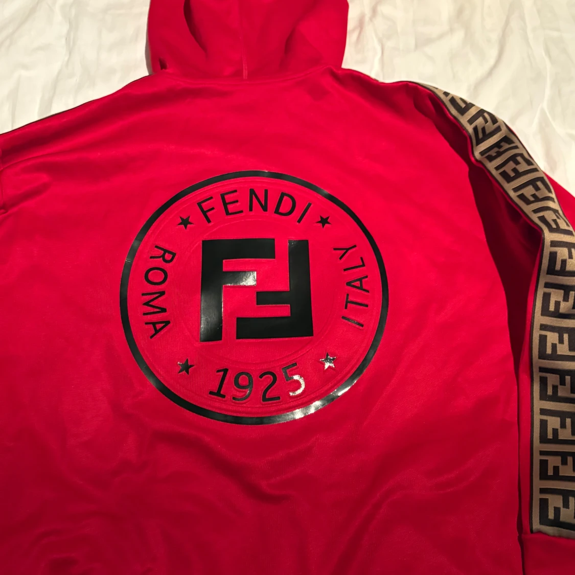 Röd hoodie från Fendi - 90