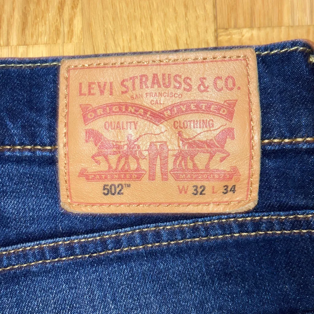 Levis 502 i storlek W32 L34 i bra skick. Bara att höra av sig vid frågor. Pris går att diskutera vid smidig affär!. Jeans & Byxor.