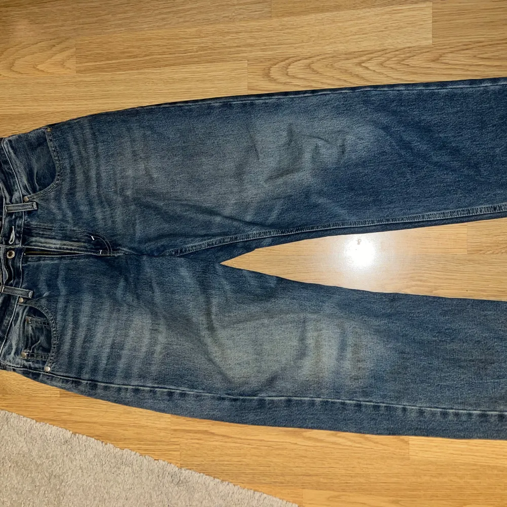 Säljer ett par klassiska blå jeans från Levi's i bra skick. De har en straight passform och är perfekta för vardagsbruk. Jeansen har en traditionell femficksdesign. Perfekta för både höst och vår! 30/30 lös passform. 176cm lång. . Jeans & Byxor.