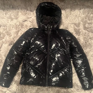  jacka Calvin Klein  - Säljer jacka från Calvinklein. Inköpt från kidsbrandstore. Nypris 2000kr. Använda max 5 gånger. Kvitto finns digitalt. Storlek 170 i barn. 