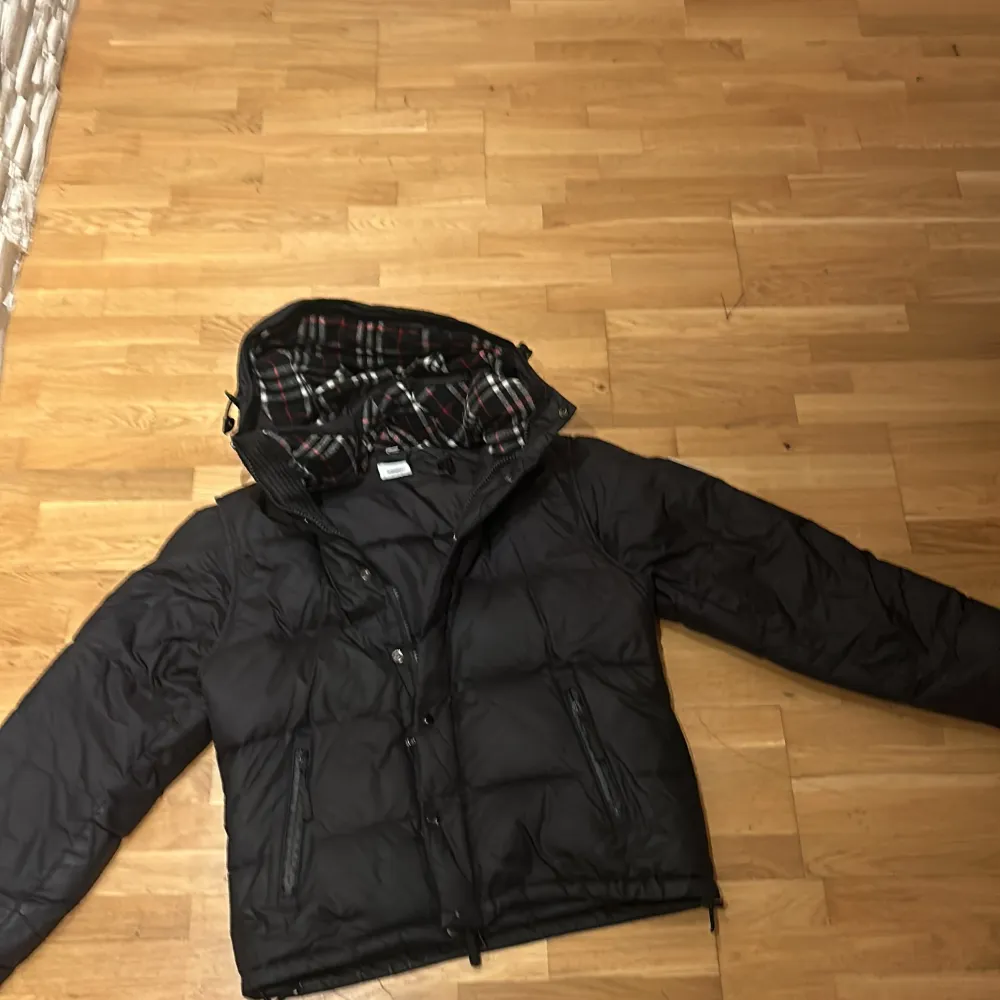 Burberry puffer jacket. Kan vara en väst också och har tappat en knapp men märks inte. Jackan är i ett använd skick.. Jackor.