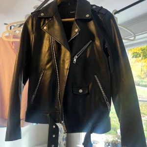 Svart skinnjacka från Pull&Bear -  svart skinnjacka från Pull&Bear storlek M. Oversized 