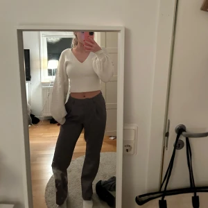 Gråa kostym byxor  - Säljer ett par mörkgråa kostym byxor från NA-KD som är midrise och sitter lite oversize. Säljer pågrund av de inte kommer till användning längre😊