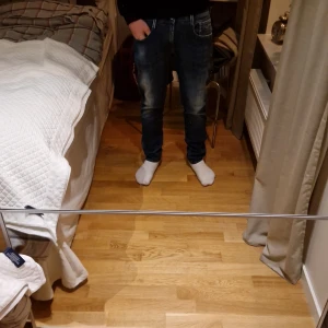Replay jeans - Säljer ett par snygga blå replay jeans i utmärkt skick. Nypris 1800 kr, mitt pris 549. Priset går även att diskutera. Skriv om ni har några funderingar eller frågor😁