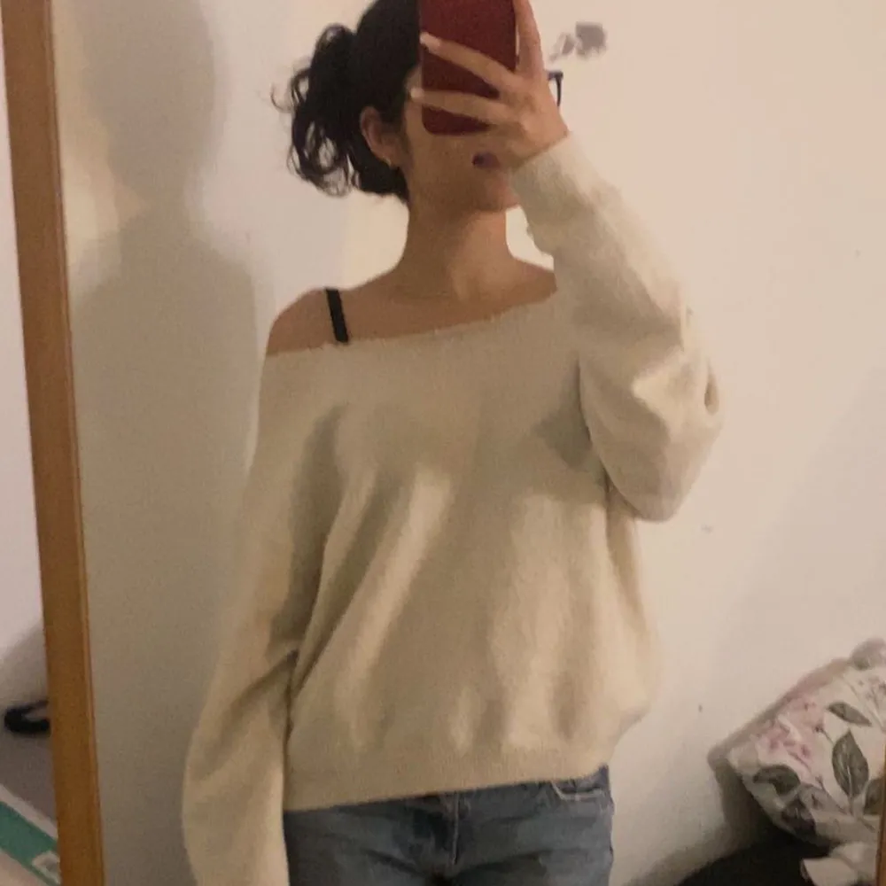 Säljer en supermysig beige/vit offshoulder tröja. Perfekt för en avslappnad stil med långa ärmar och en lös passform. Den är i bra skick och passar perfekt till jeans eller kjol. Perfekt för höst och vår! Den är från H&M och jag har klippt den själv🫶🏼. Tröjor & Koftor.