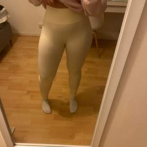 Säljer ett par superbekväma beige ribbade leggings. De är högmidjade och har en tight passform som sitter perfekt för både vardag och träning. Materialet är mjukt och stretchigt, vilket gör dem sköna att ha på sig hela dagen. Perfekta för höst och vår! Aldrig använda! Är m men passar S!