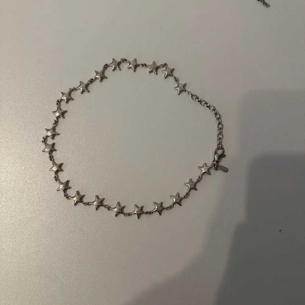 Säljer detta fina halsband från Maria Nilsotter Star Constalation som inte går att få tag på längre! Nästan inte använt så nästan som nytt! Nypris 3995 kr! Köpt på deras butik i Stockholm, kvitto finns! Det är silver och är ifyllt på färg men av någon anledning visar annons guld. Halsbandet är 40 cm långt.. Asusteet.