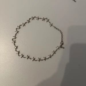 Maria Nilsdotter halsband - Säljer detta fina halsband från Maria Nilsotter Star Constalation som inte går att få tag på längre! Nästan inte använt så nästan som nytt! Nypris 3995 kr! Köpt på deras butik i Stockholm, kvitto finns! Det är silver och är ifyllt på färg men av någon anledning visar annons guld. Halsbandet är 40 cm långt.