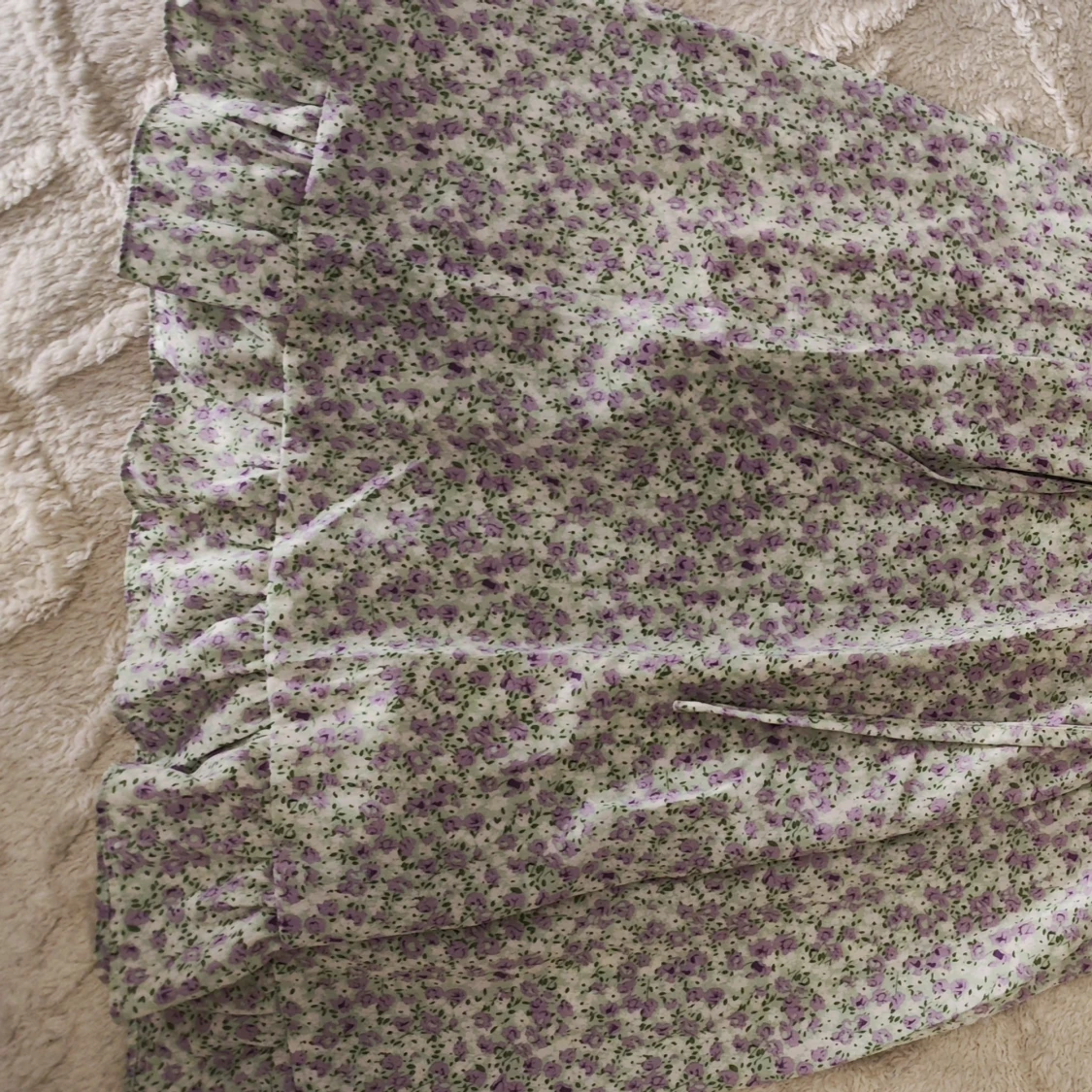 Blommig sommarklänning med volangdetaljer - 91