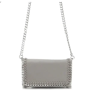 Grå axelväska med kedjedetaljer - Snygg grå axelväska med coola kedjedetaljer runt kanterna och en kedjerem. Sista bilden ser man att den är lite sliten vid kanterna, men är inget som man tänker på💕