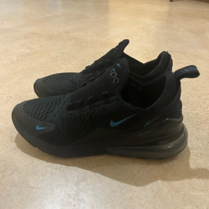 Nike 270 - Liten hål framme och en sik saknas bakom men feta skor köp gärna 
