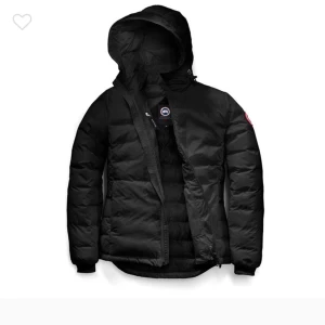 Svart Canada Goose dunjacka med huva - Säljer nu min jättefina svarta Canada Goose med huva, perfekt för kalla vinterdagar. Den är i perfekt skick! Nypris: runt 6000 kr 