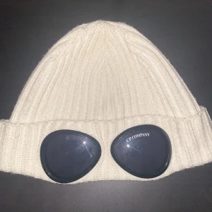 CP.COMPANY MÖSSA - Tjena! Säljer denna sjukt snygga cp company mössa i bra skick, inte använd mycket och för ett bra pris, den är äkta som du kan se på andra bilden!🔥