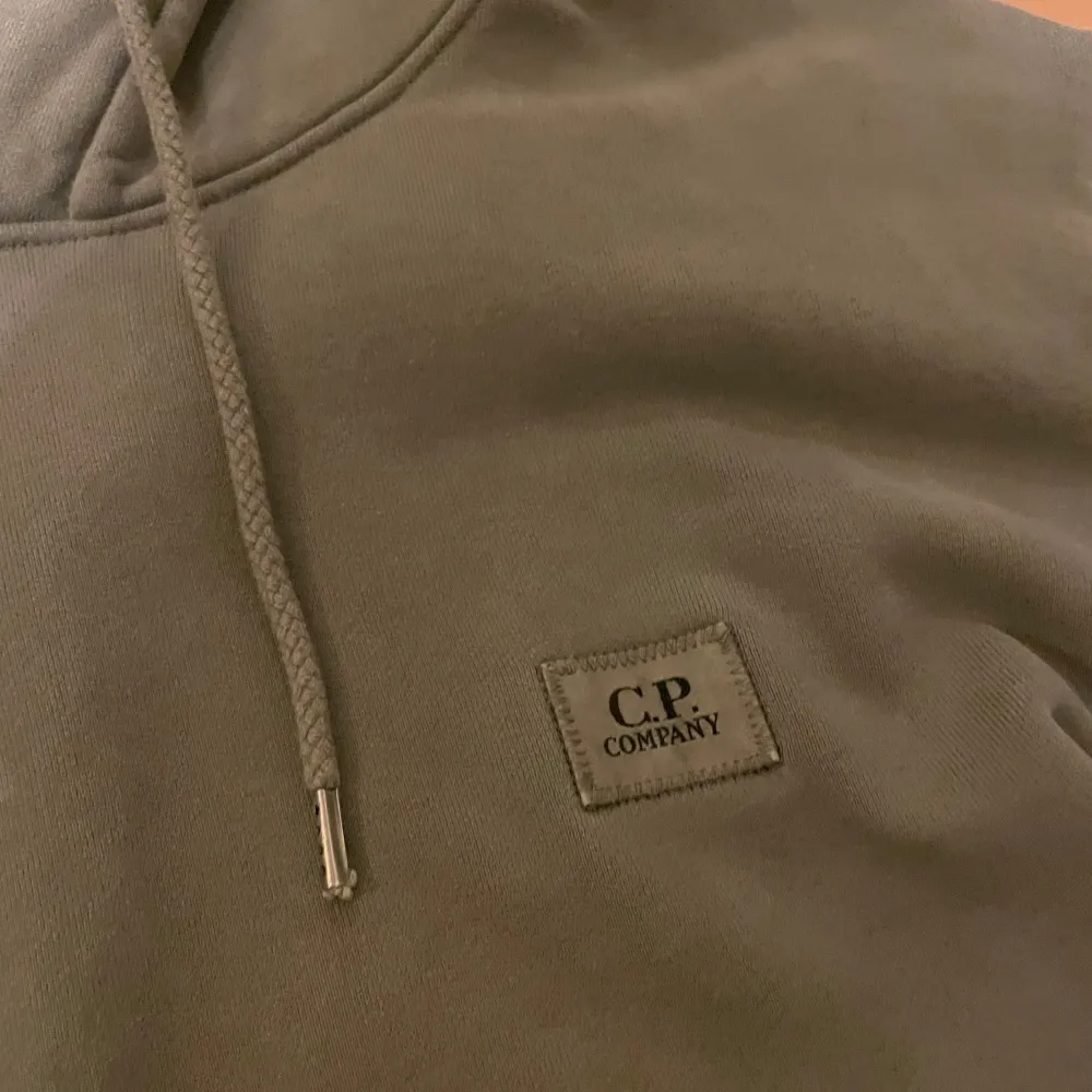 Säljer en snygg, grön C.P. Company hoodie. Den är i storlek S men sitter som M. Ord pris är runt 3000 medans mitt pris endast är 1099 kr. Hör av dig vid frågor, funderingar eller prisförslag. Kan frakta eller mötas upp i Stockholm.. Tröjor & Koftor.