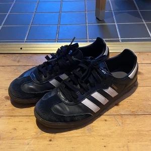 Svarta Adidas Samba sneakers - Adidas sambas! Begagnat skick men har mycket kvar att ge! Köpte hör på plick för några månader sen men har används sparsamt sen dess då dom inte passar min fot. Skriv innan du trycker på köp nu!!