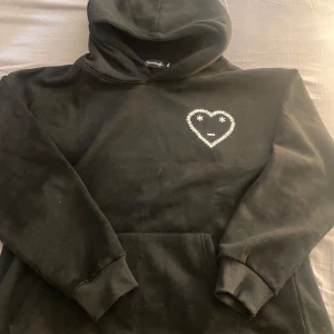 Carsicko tracksuit  - Carsicko tracksuit storlek XL men passar L ochskå har ba haft på mig ett par gånger och dom är i ett jättefint skick 