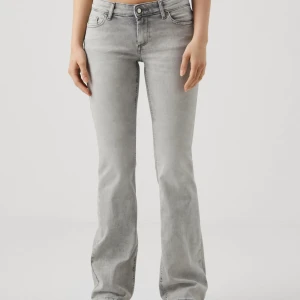 Grå bootcut jeans från ONLY - Säljer ett par snygga grå bootcut jeans från ONLY i modellen ”only blush flared ”. De är lågmidjade och är perfekta för både vardag och fest!💗Storlek: M Längd: 32. Aldrig använda☺️Nypris: 559. Säljer för: 300