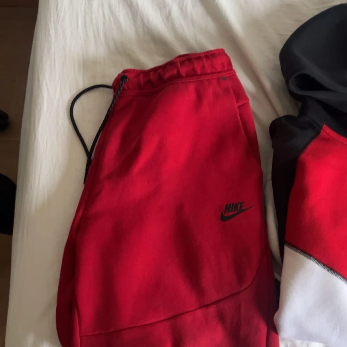 Röd och svart Nike tech - 90