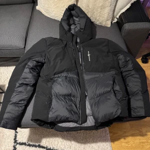 Vinterjacka sail racing - Jackan är storlek lx och är i mycket bra skick. använd en säsong och säljer den då den är för stor för mig  Ny pris 5000