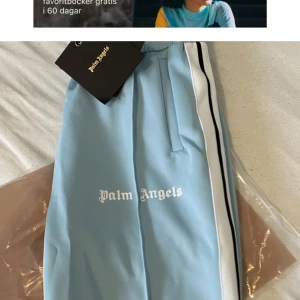 Ljusblå byxor från Palm Angels - Säljer mina Palm angels byxor i storlek M. Dem ör väldigt sköna och perfekta för en varm sommar dag. Tveka inte på att höra av er vid minsta fundering. Påse och tags fås med.