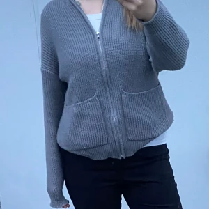 Grå stickad kofta - Supersnygg grå stickad kofta i storlek XL men skulle säga att den är mer som en M/L 🤍 