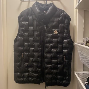 Moncler vest  - Har haft den ett tag och behöver få bort den så snabb affär ger bättre pris 