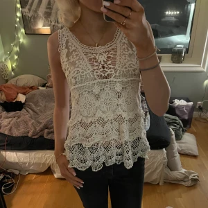 Vit spetstopp  - Otroligt fint linne i spets från Vero Moda💕 Aldrig kommit till användning tyvärr