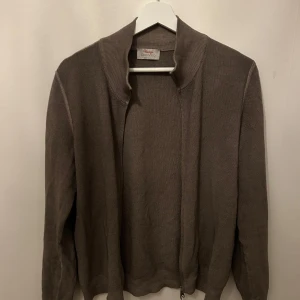 Gran sasso ziptröja - Säljer en stilren brun kofta/ ziptröja från Gran Sasso, tillverkad i Italien. Den är en fullzip och i bra skick.