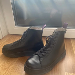 Eytys boots  - Snygga svarta boots från eytys! Knappt använda pga alldeles för små. Väldigt fint skick, nypris 3500kr. Köpt 2021