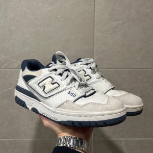 New Balance 550 sneakers - Snygga New Balance 550 sneakers i vitt och mörkblått.  Använda typ ba 2-4 gånger så snyggt skick☺️🫶🏻