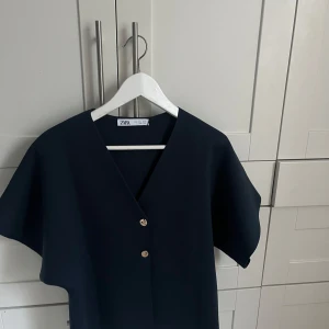 Marinblå topp från Zara - Snygg marinblå topp från Zara med v-ringning och kortärmad design. Aldrig använd 💕