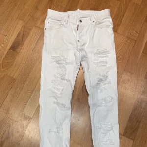Vita jeans från Dsquared2 - Snygga vita jeans från Dsquared2 med slitna detaljer. 
