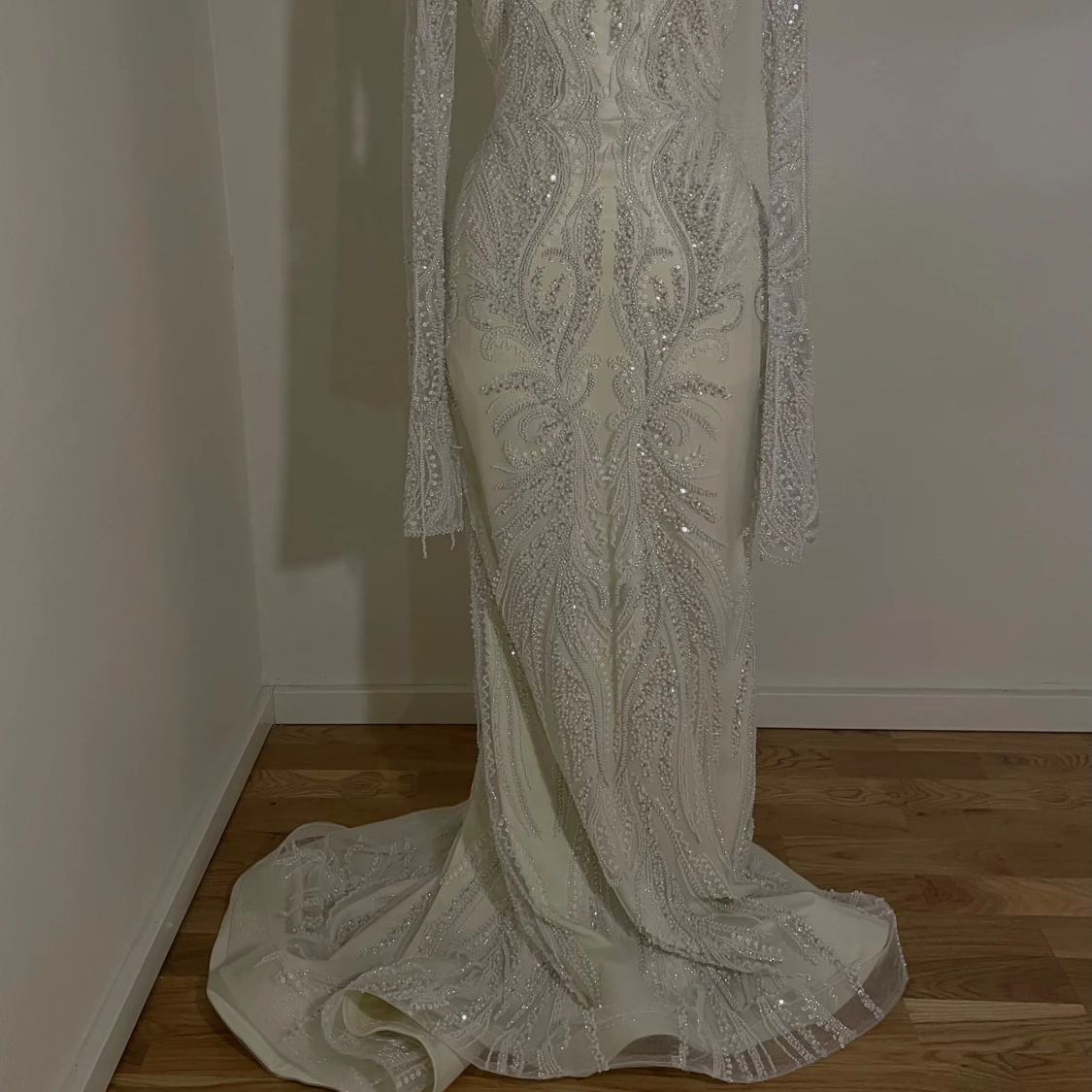 Vit långklänning med stenar - 90