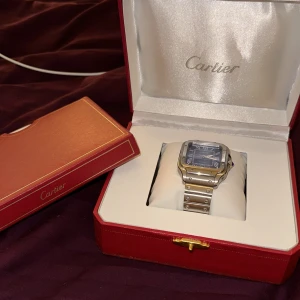 Seiko mod herrklocka silver färg  - Seiko mod herrklocka. Klockan levereras i originalförpackning med tillhörande dokumentation. Snygg för everyday wear eller speciella tillfällen.  Ny pris: 2200