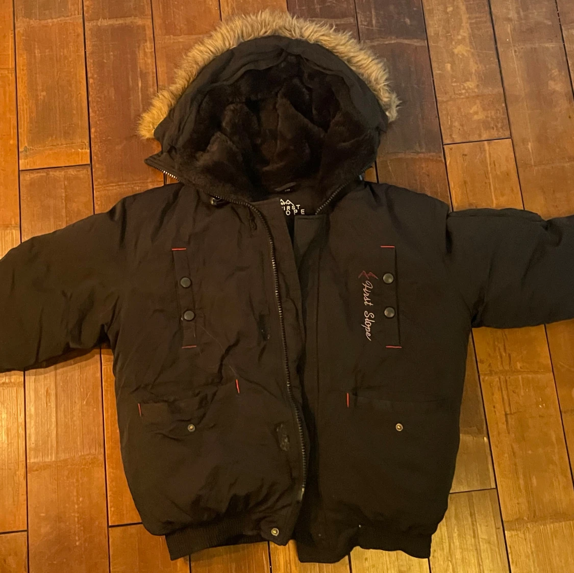 Svart vinterjacka med pälskrage - 90