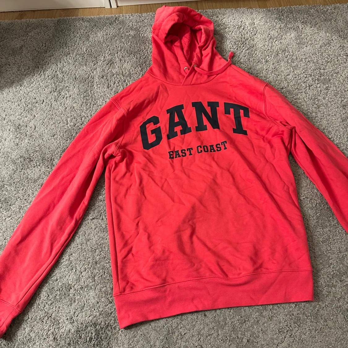Röd hoodie från GANT