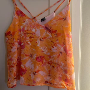 Topp - Väldigt fin sommartopp från Vero Moda. Använd 1 gång så nyskick. Väldigt fin med korsande band i ryggen😋