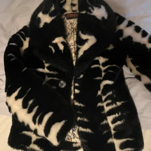 Svartvit pälsjacka  - Passar en storlek xs