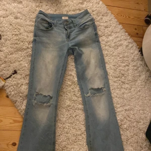Blå jeans från Nelly - Skitsnygga blå bootcut jeans från nelly. Säljer eftersom de är för stora. Jag är 160cm men de är lite för långa för mig. Pris kan diskuteras💗
